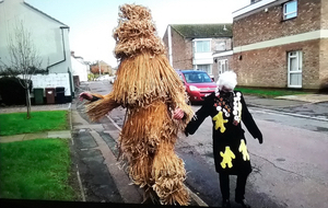 WBThe Bear makes its way down Gracious Street photo by Christine Kell